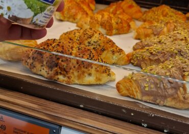 Croissanty z Almette śmietankowym z pesto z bazylii